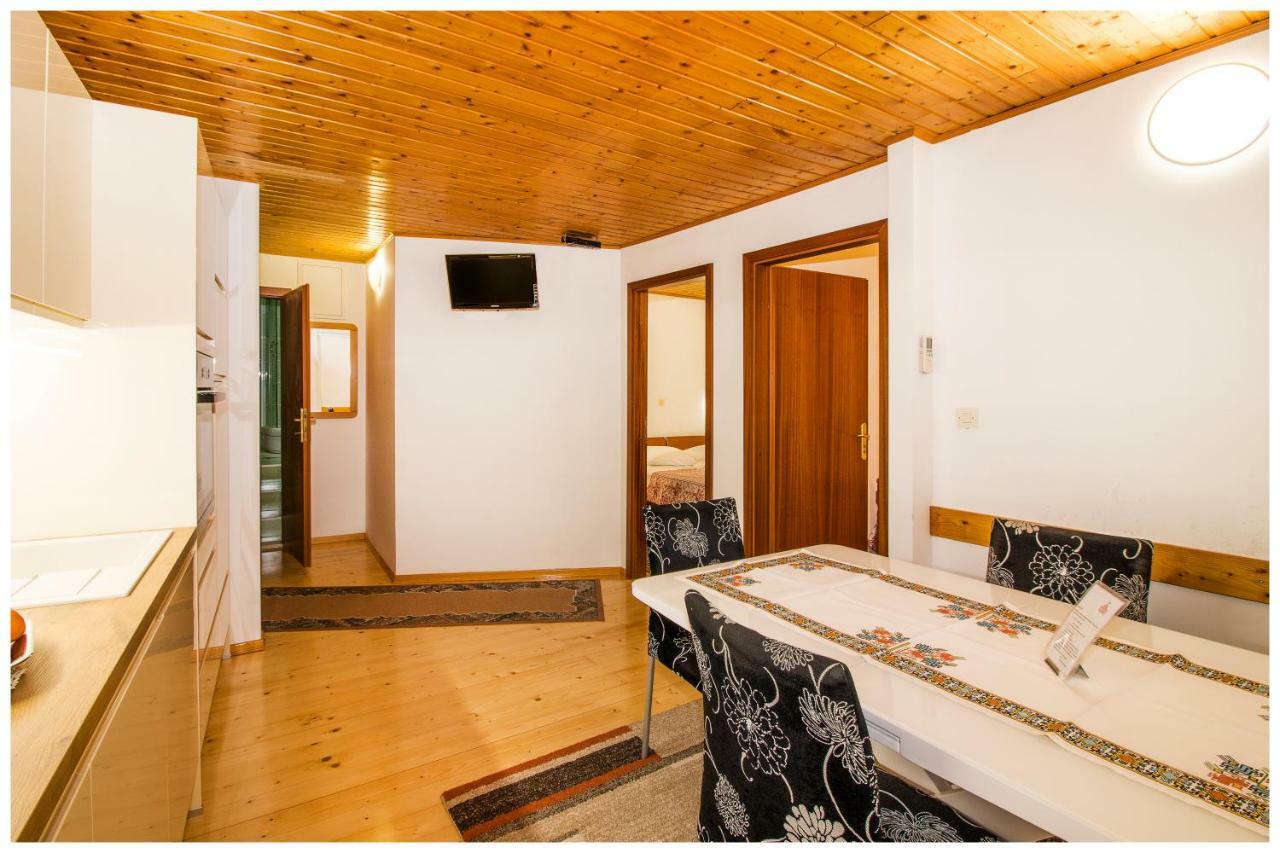 אומיס Apartments Mirabella מראה חיצוני תמונה