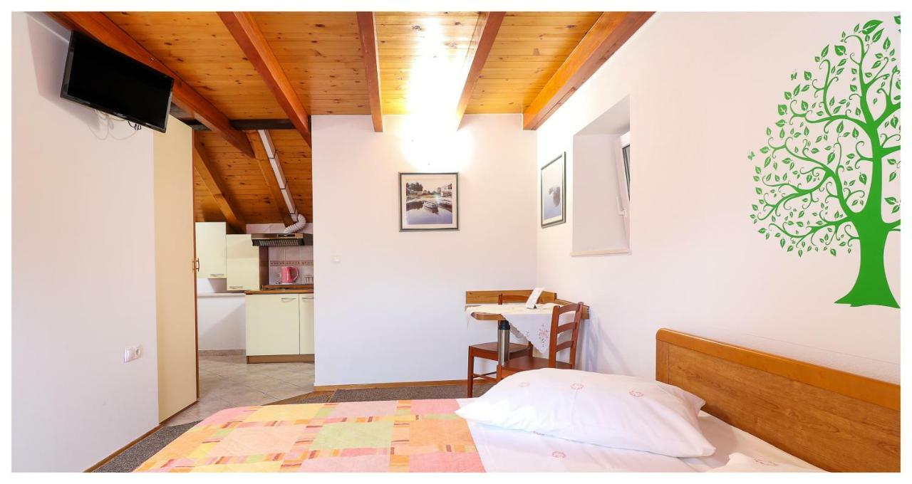 אומיס Apartments Mirabella מראה חיצוני תמונה